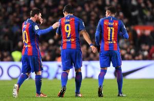 苏亚雷斯：我站在梅西和内马尔中间像头驴，只想着别碍着他们就好