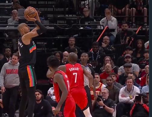 开云APP下载-低迷，文班亚马21中5&amp;amp;三分7中0仅得14分，下半场几乎得分挂零