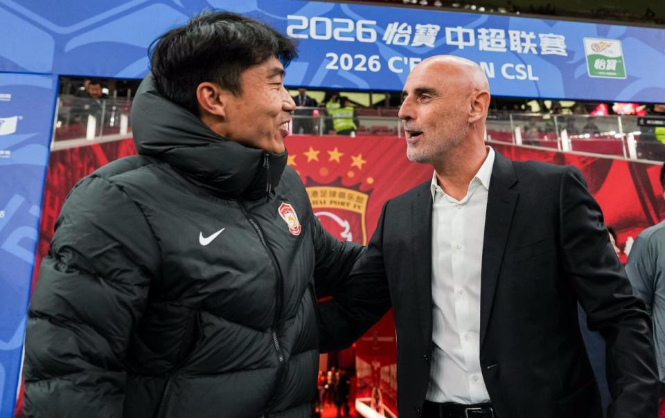 开云移动端-45岁郑智瞪眼发呆！率队2连败排名未扣分队垫底 遭质疑撑不过10轮